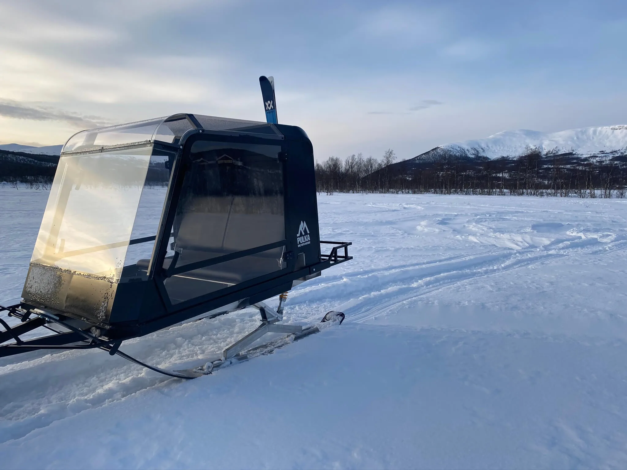 Pulkapanorama skoterpulka på fjällsjön
