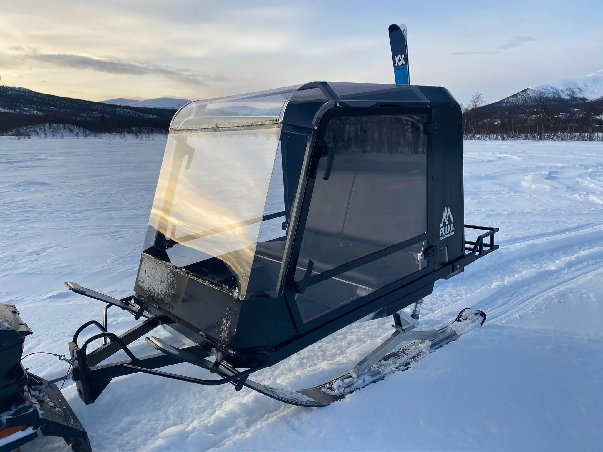 Pulkapanorama Family skoterpulka på fjället