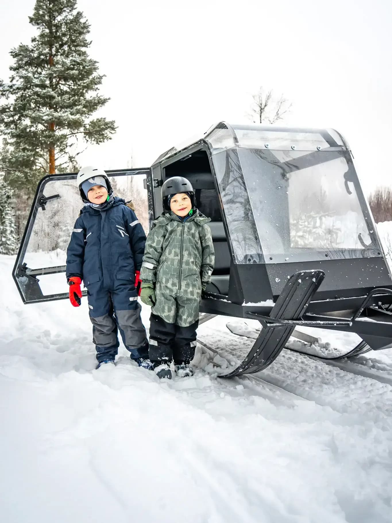 To barn foran pulken i snøen