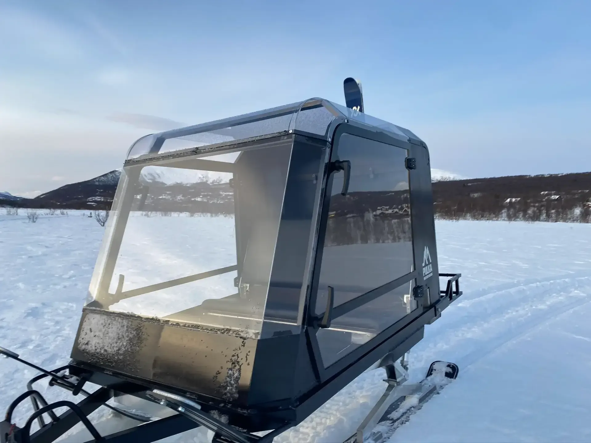 Närbild på panoramafönstren på Pulkapanorama Family