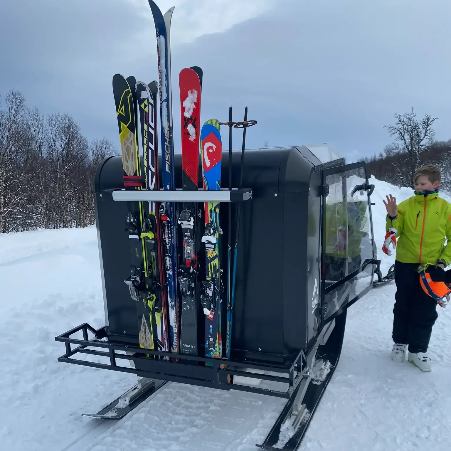 Ski i skiholderen bak på pulken