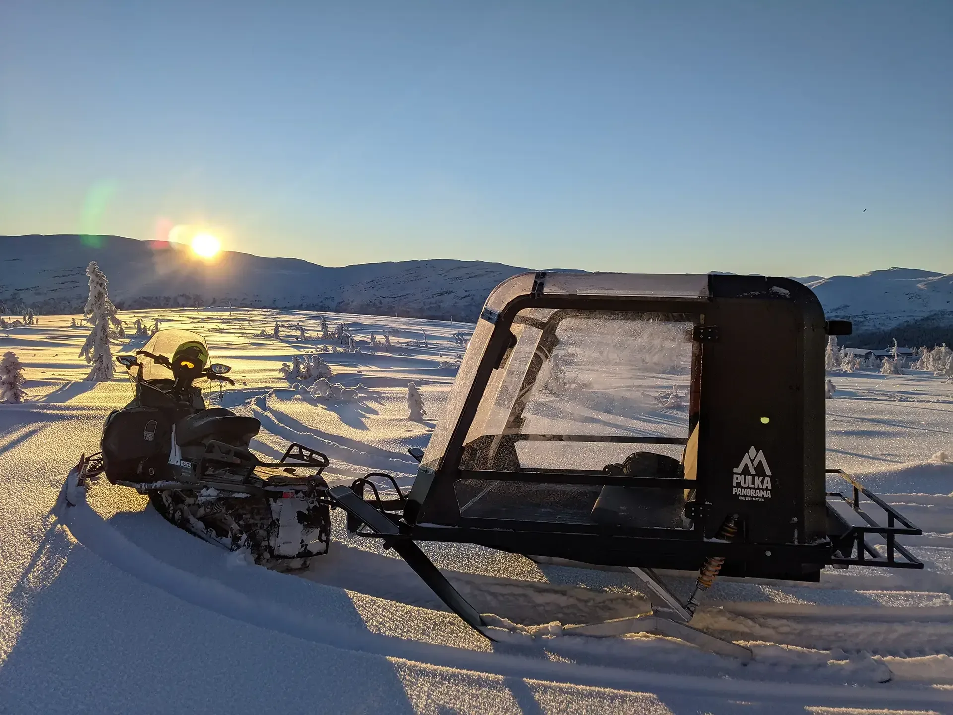 Pulkapanorama i solnedgangen på fjellet