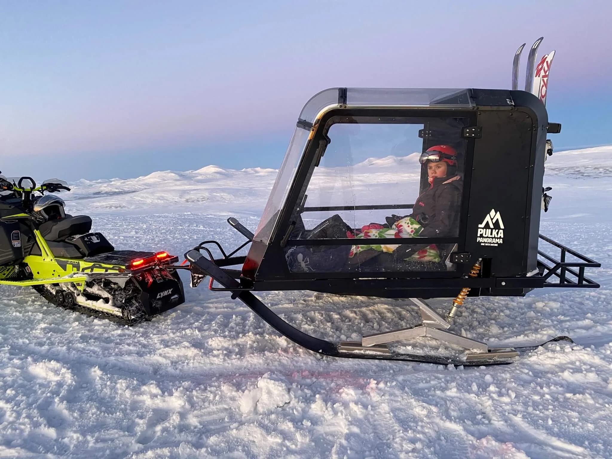 En passasjer går inn i Pulkapanorama på fjellet